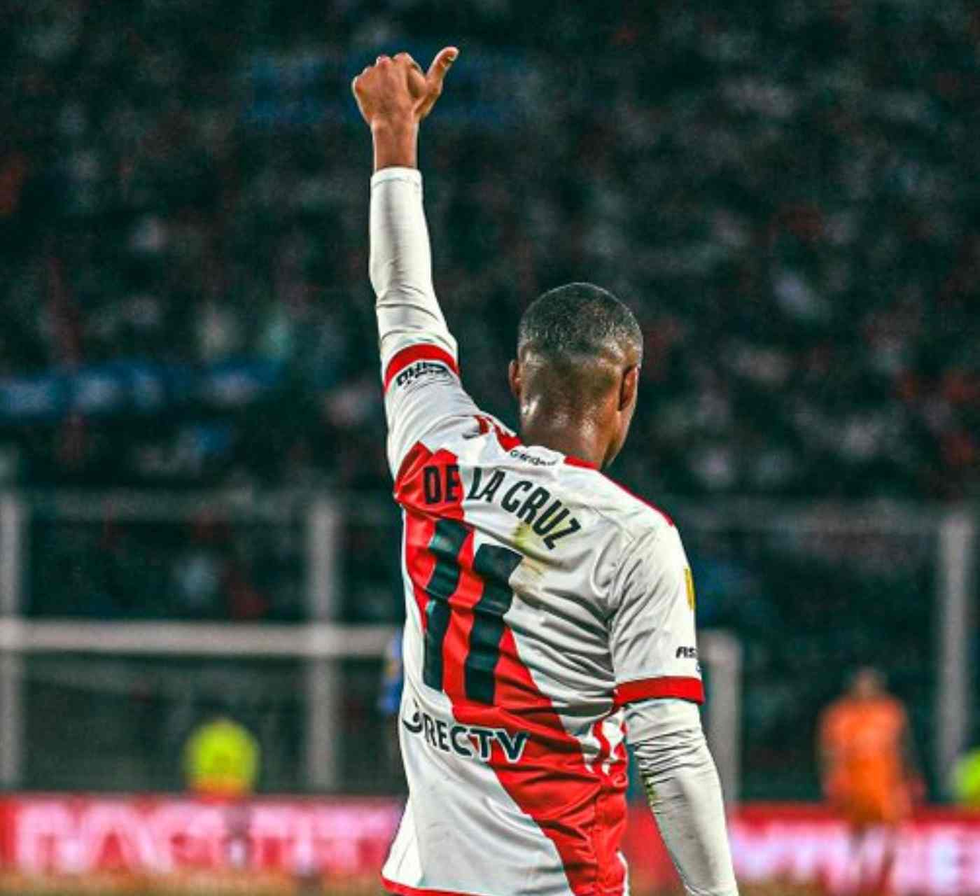 A DESPEDIDA EMOCIONANTE DE DE LA CRUZ: UMA CORRIDA ATÉ O ÚLTIMO MINUTO ANTES DE SE JUNTAR AO FLAMENGO